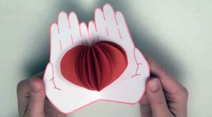 "Сердечко в ладошках" - очень простая и быстрая валентинка из бумаги. Можно делать вместе с детьми