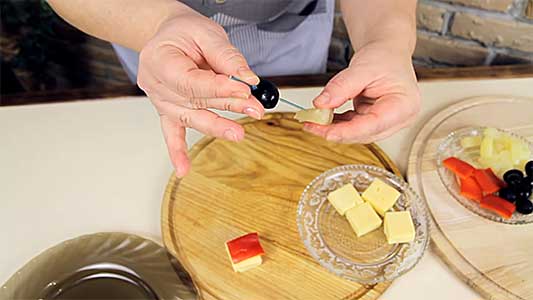  Рецепт вкусного канапе  с маслинами и сыром