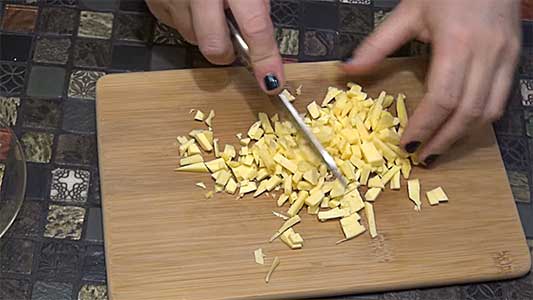 Кусочки сыра придадут пикантность нашей начинке - Как приготовить мясо в белом вине