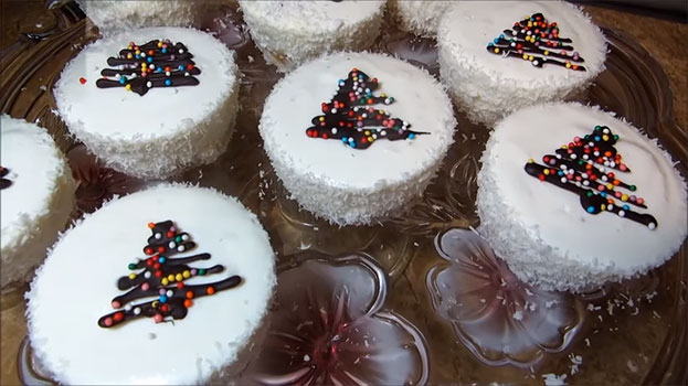 Новогоднее пирожное "Снежная ёлочка": рецепт без выпечки из печенья и творога
