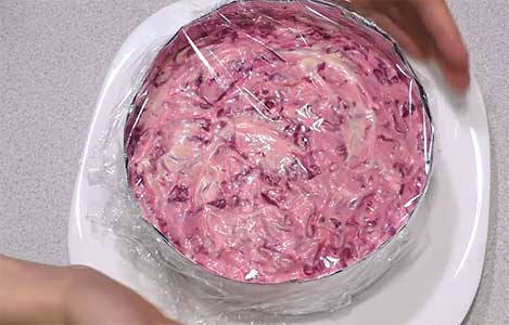  Классическая Селёдка под шубой - настаиваем салат в холодильнике 2 часа