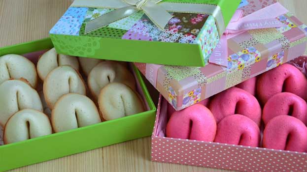 Розовое печенье с признаниями в любви - Идеальный подарок на День влюблённых!