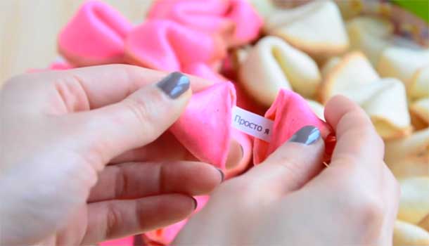 Розовое печенье с признаниями в любви - Идеальный подарок на День влюблённых!